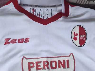 Logo che dur� per� solo due anni. Nel 2016 infatti il club pass� nelle mani di Cosmo Giancaspro che volle un nuovo cambiamento dell�effigie. Questo divent� un ovale bipartito, al cui interno erano raffigurati un gallo rosso appollaiato su un pallone vintage con accanto la scritta Bari Football Club 1908